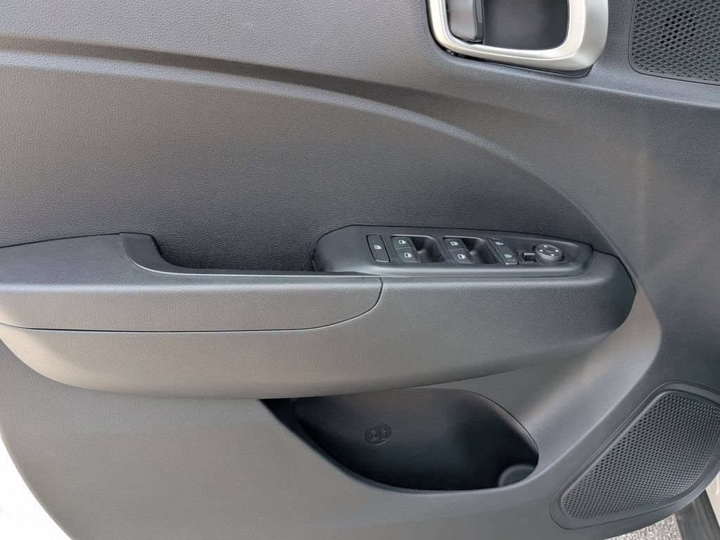 Used 2025 Hyundai Venue SEL FWD image 11