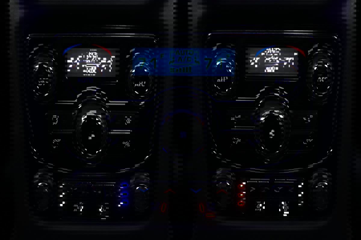 Used 2014 Jaguar XJ L Portfolio image 32