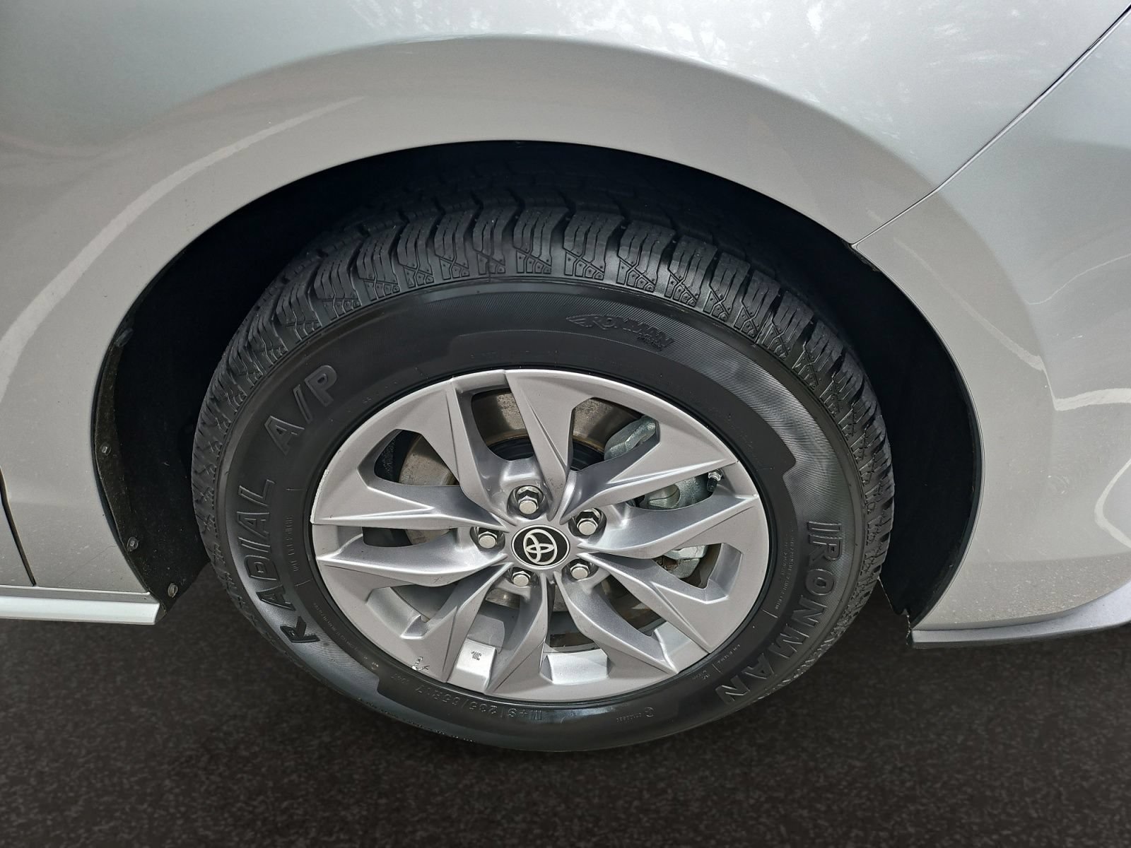 Used 2024 Toyota Sienna XLE FWD image 41
