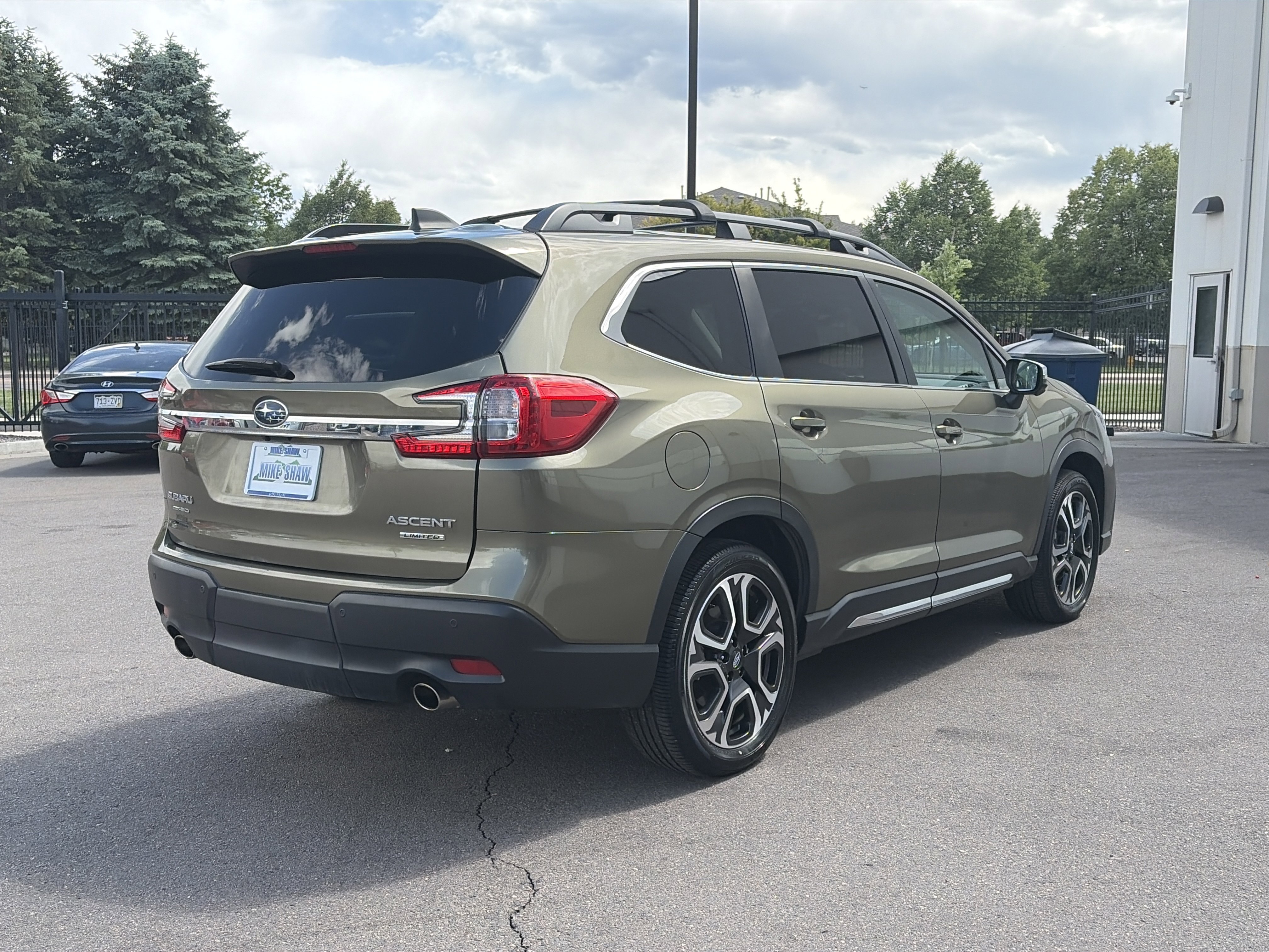 Used 2023 Subaru Ascent Limited w/ Technology Package AWD/4WD image 5
