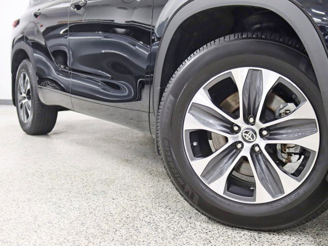 Used 2020 Toyota Highlander XLE AWD/4WD image 4