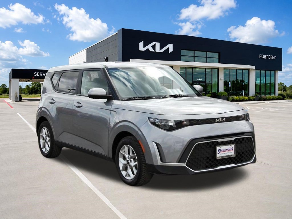 Used 2025 Kia Soul LX w/ LX Technology Package FWD image 3