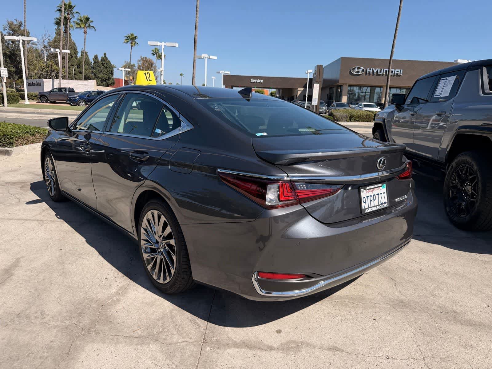 Used 2025 Lexus ES 300h w/ Accessory Package (Z1) FWD image 3