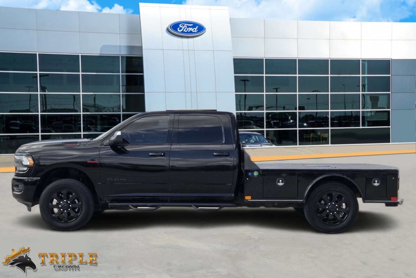 Used 2022 RAM 3500 Big Horn w/ Night Edition AWD/4WD image 3