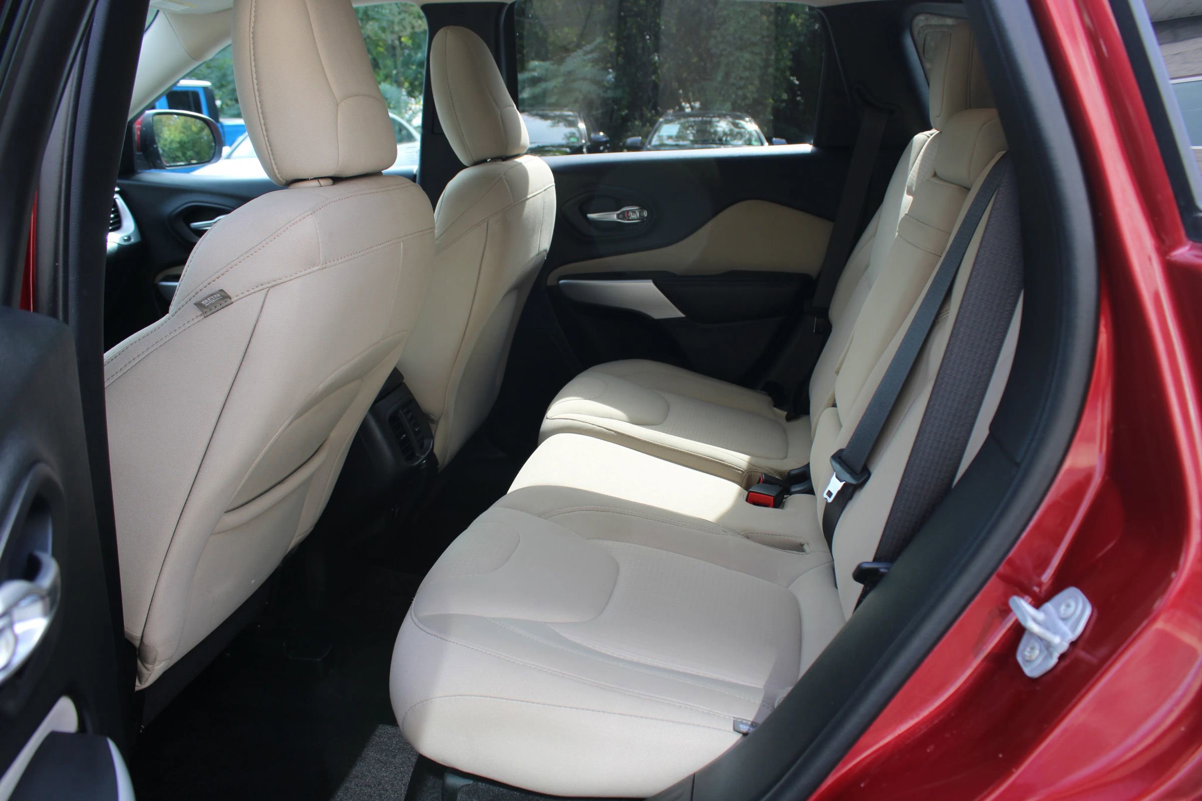 Used 2017 Jeep Cherokee Latitude w/ Comfort/Convenience Group image 18