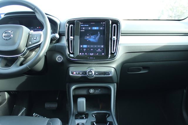 Used 2025 Volvo XC40 B5 Core image 18