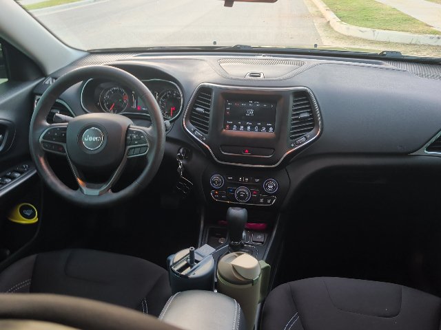 Used 2019 Jeep Cherokee Latitude w/ Popular Appearance Group FWD image 9