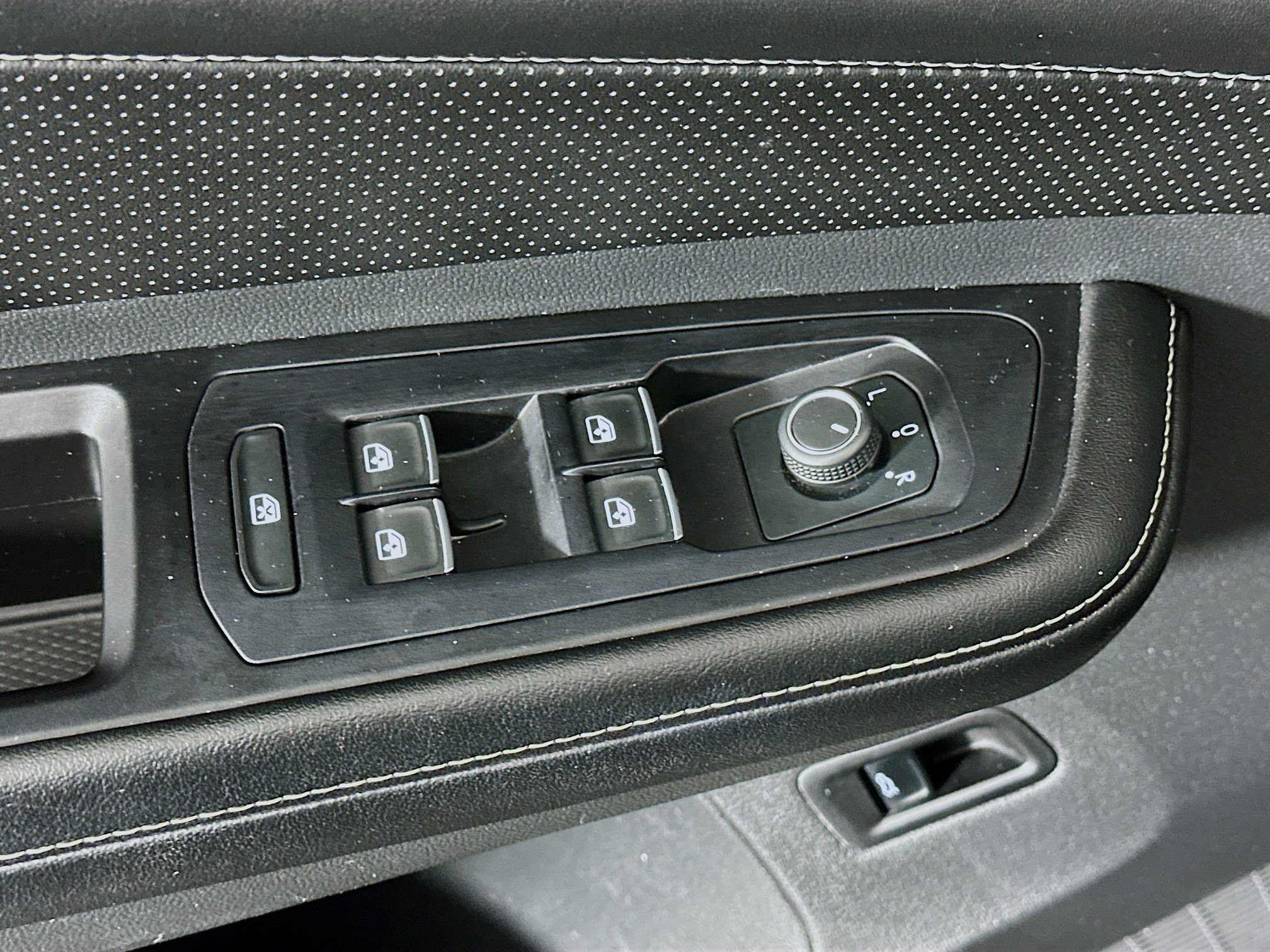 Used 2024 Volkswagen Atlas Cross Sport SE image 15