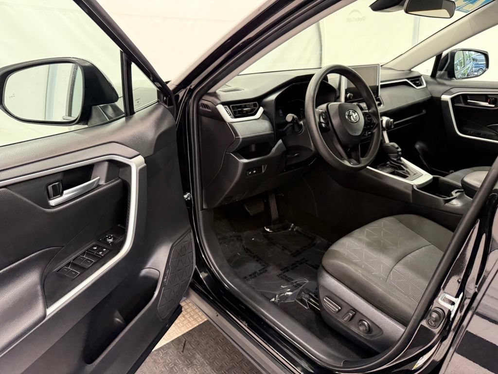 Used 2025 Toyota RAV4 XLE FWD image 29