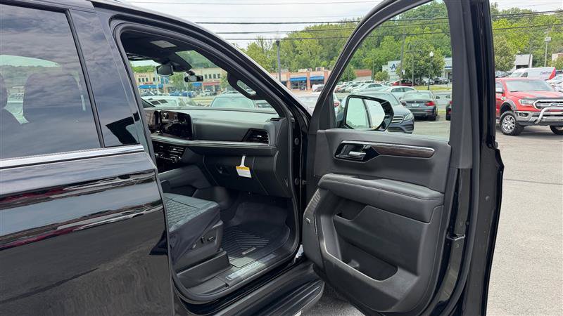 Used 2026 Chevrolet Suburban Premier RWD image 32