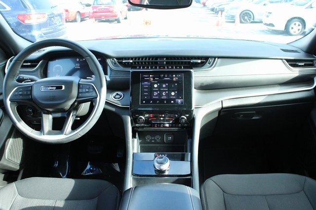 Used 2024 Jeep Grand Cherokee Laredo image 16