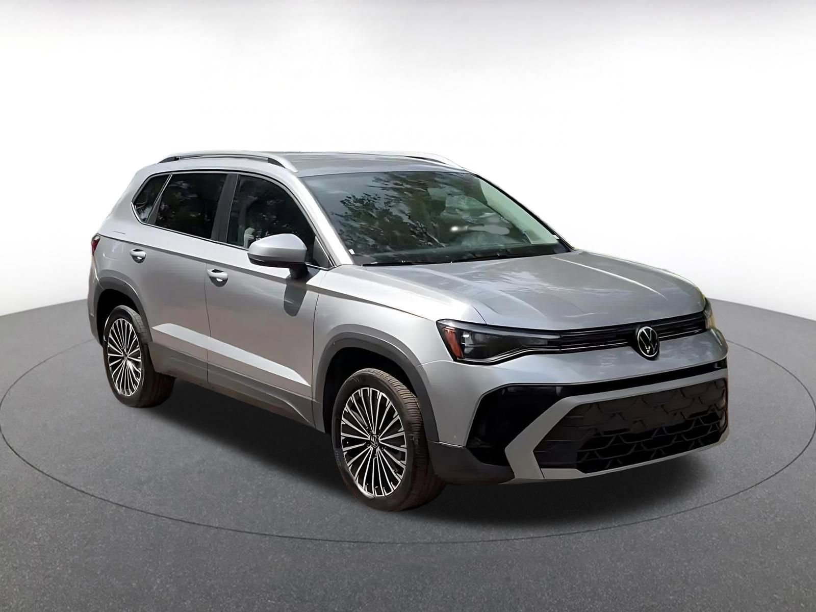 Used 2025 Volkswagen Taos SE image 3