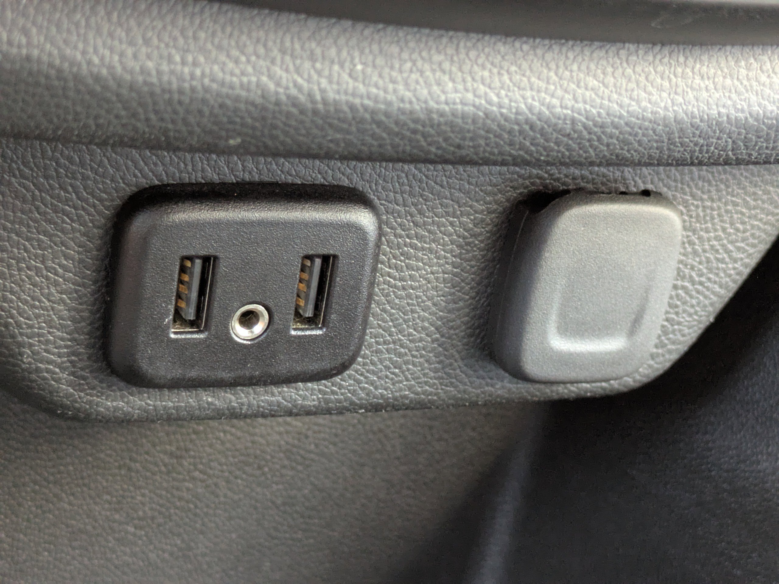 Used 2022 Chevrolet Traverse LS FWD image 23