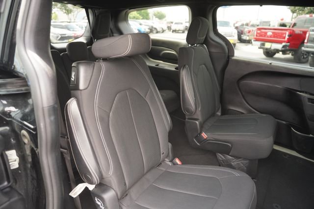 Used 2019 Chrysler Pacifica Touring Plus w/ S Appearance Package FWD image 18