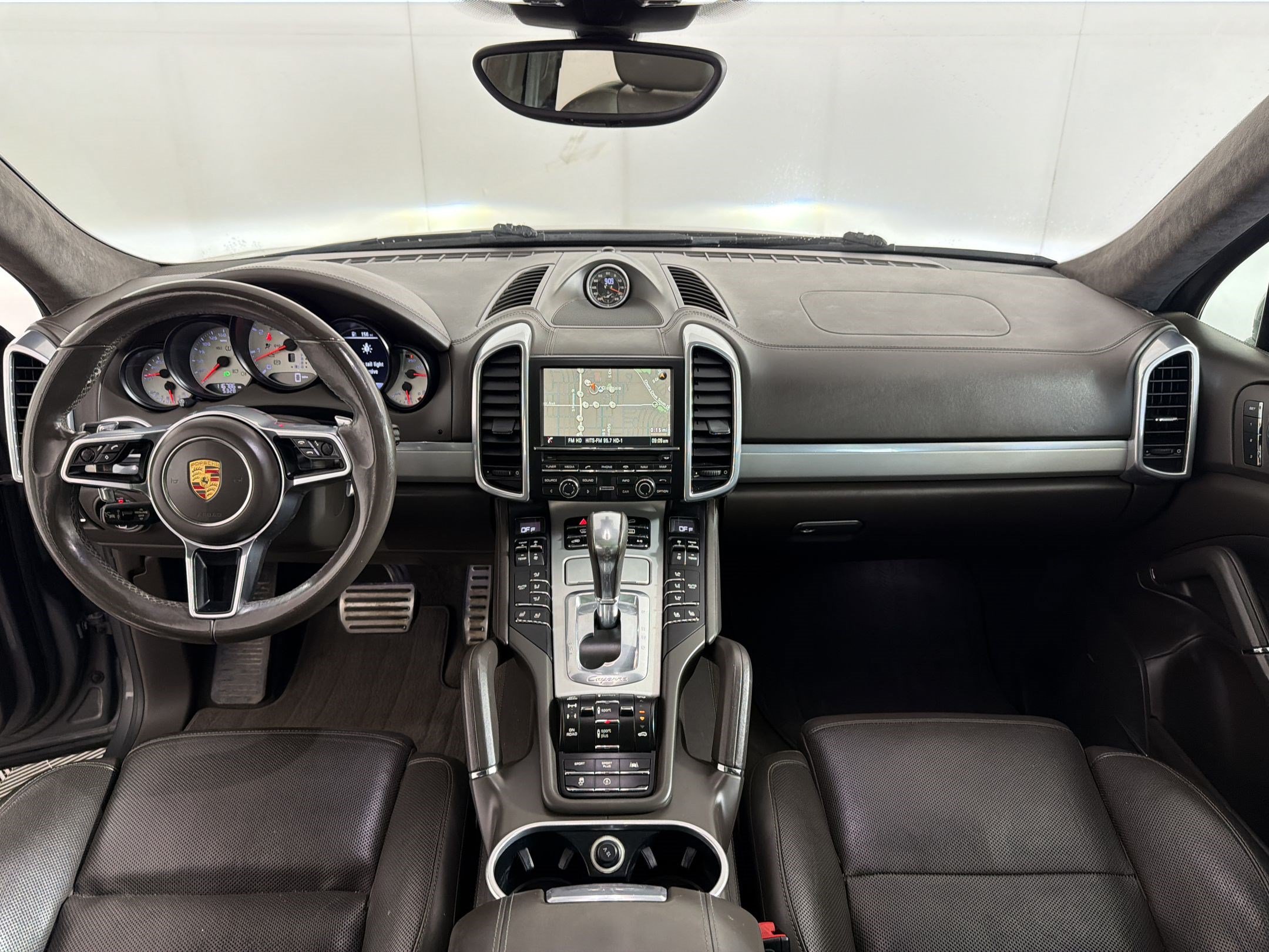 Used 2016 Porsche Cayenne Turbo AWD/4WD image 16