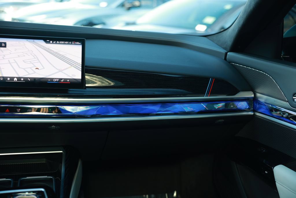 Used 2025 BMW i7 xDrive60 w/ Executive Package image 31