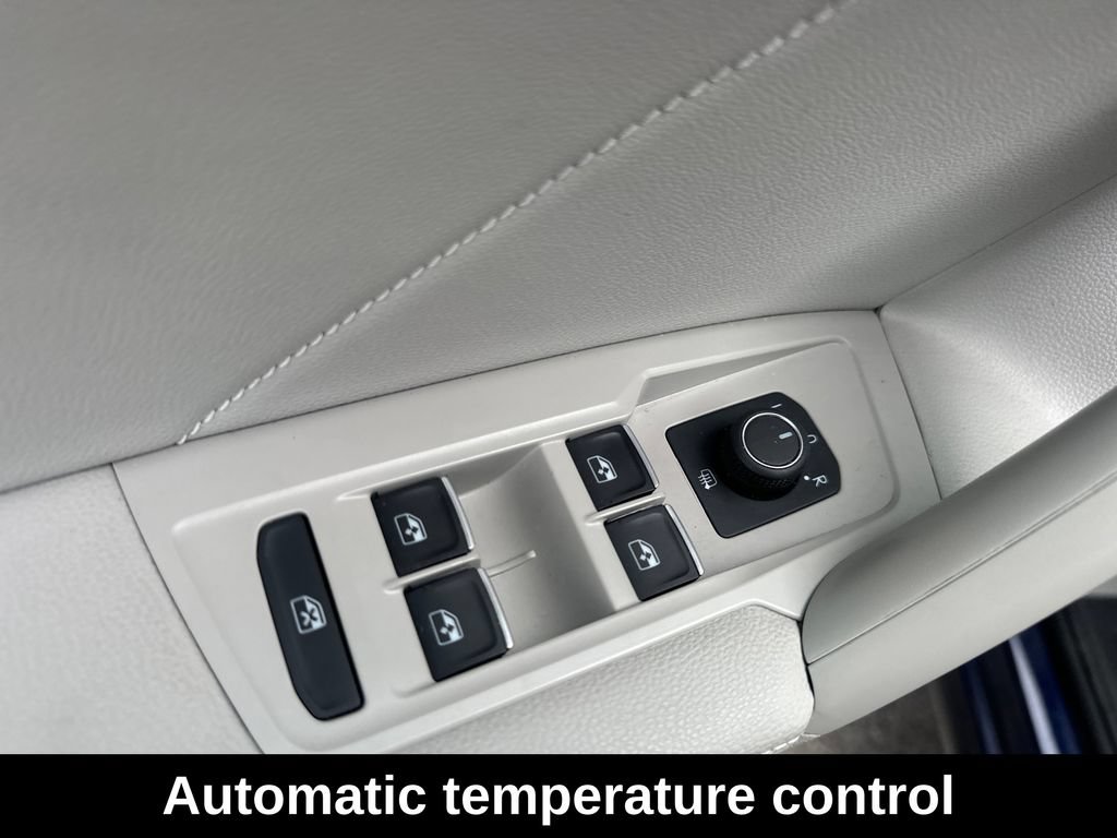 Used 2022 Volkswagen Tiguan SE w/ Panoramic Sunroof Package FWD image 12