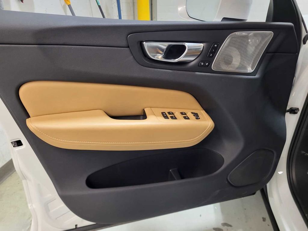 Used 2023 Volvo XC60 B6 Ultimate image 18