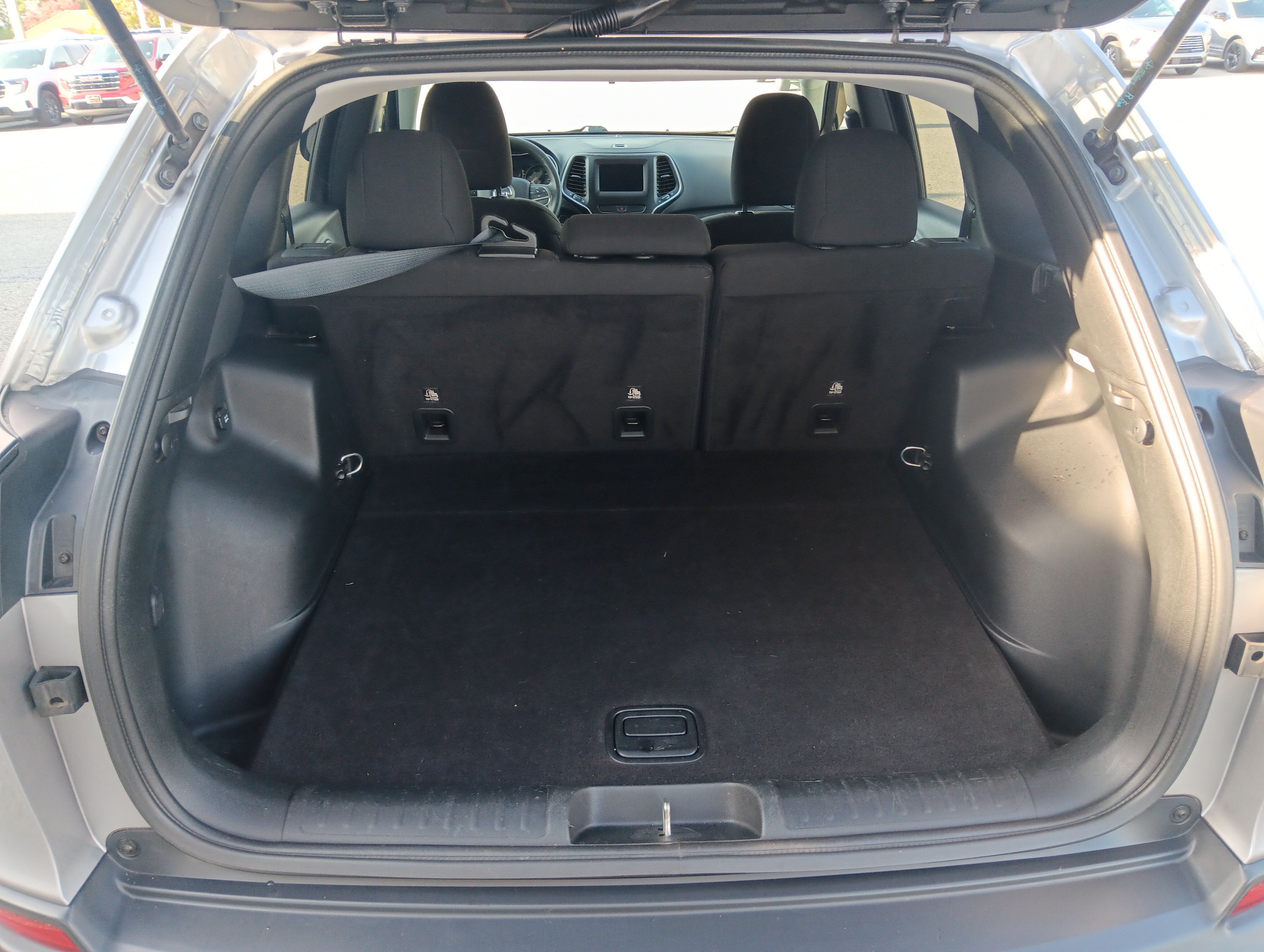 Used 2019 Jeep Cherokee Latitude w/ Popular Appearance Group AWD/4WD image 17