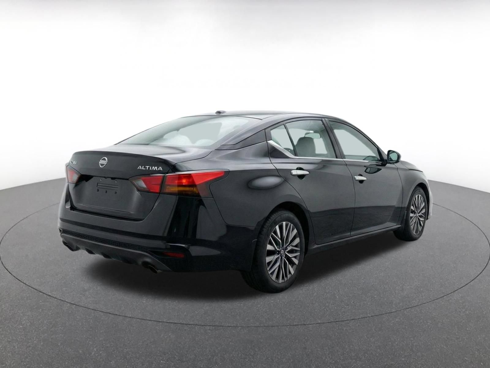 Used 2025 Nissan Altima 2.5 SV FWD image 8