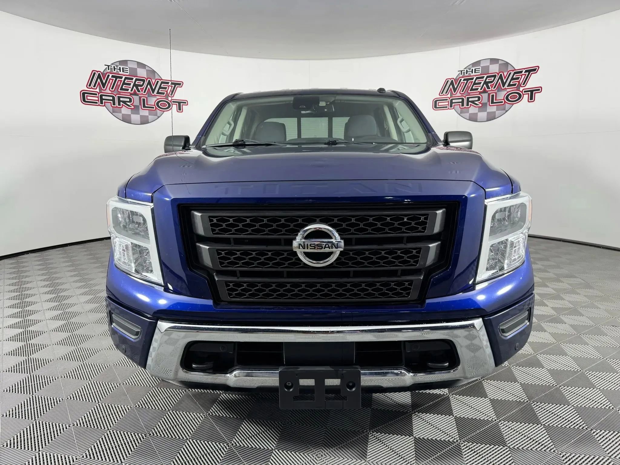 Used 2021 Nissan Titan SV w/ SV Convenience Package image 2