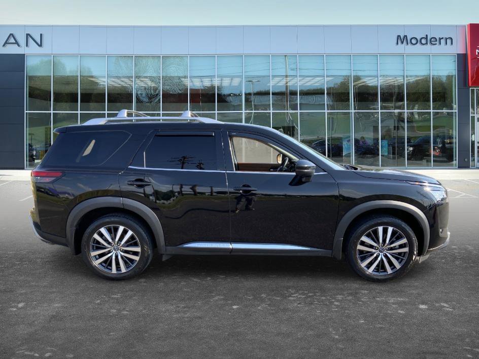 Certified 2022 Nissan Pathfinder Platinum w/ Lighting Package (N92) AWD/4WD image 5