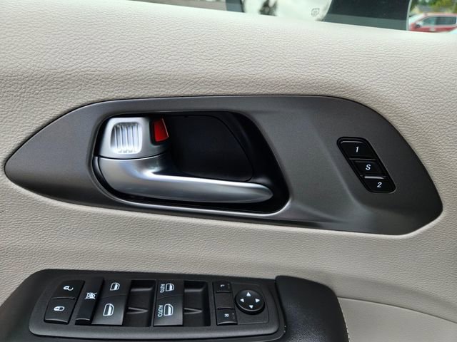 Used 2023 Chrysler Pacifica Touring-L FWD image 25
