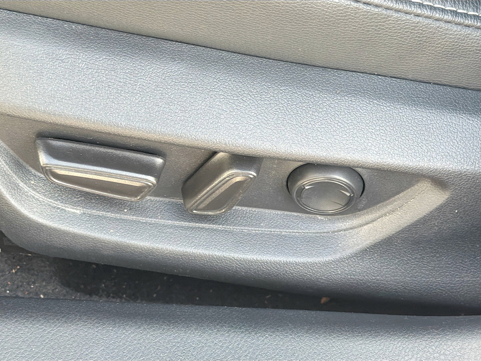 Used 2025 Toyota Camry SE w/ Multimedia Upgrade Package image 23