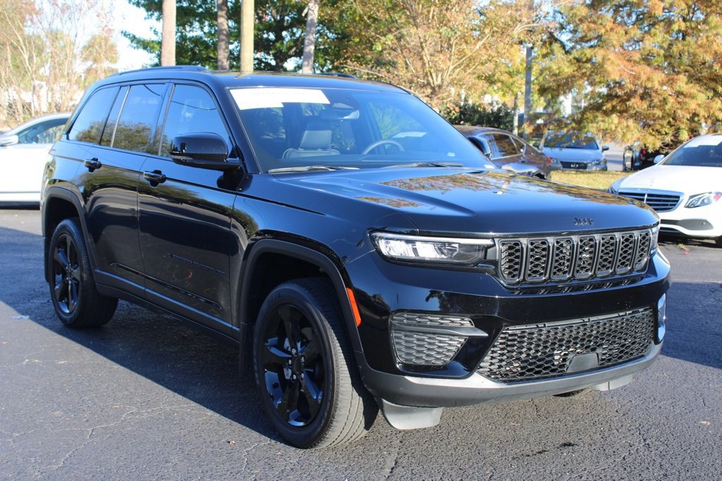 Used 2023 Jeep Grand Cherokee Altitude image 7