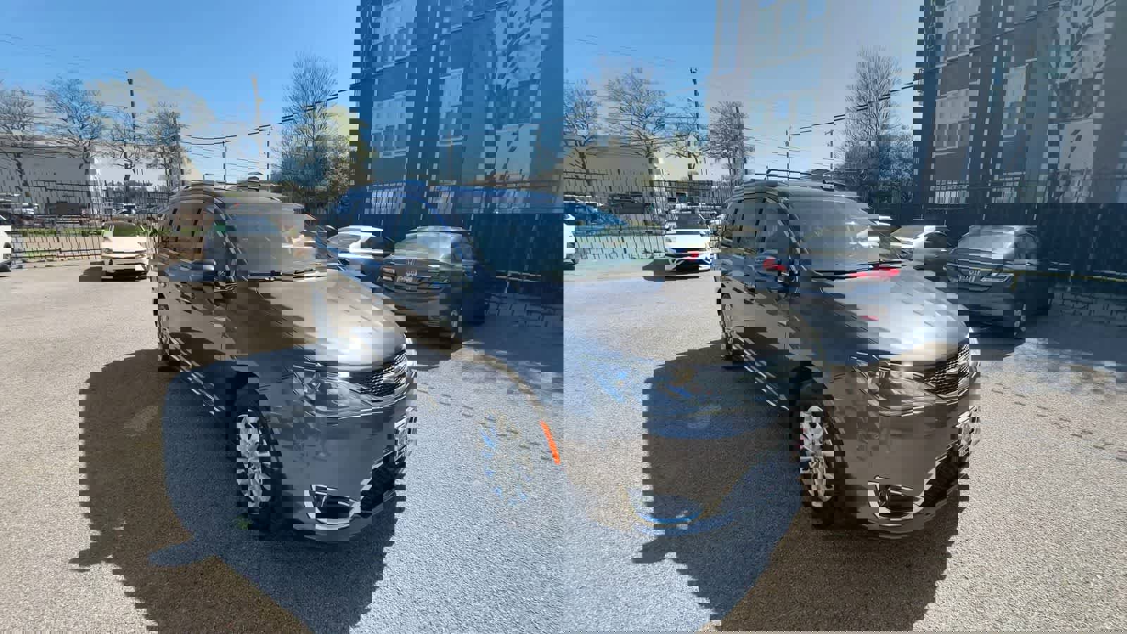 Used 2019 Chrysler Pacifica Touring-L image 2