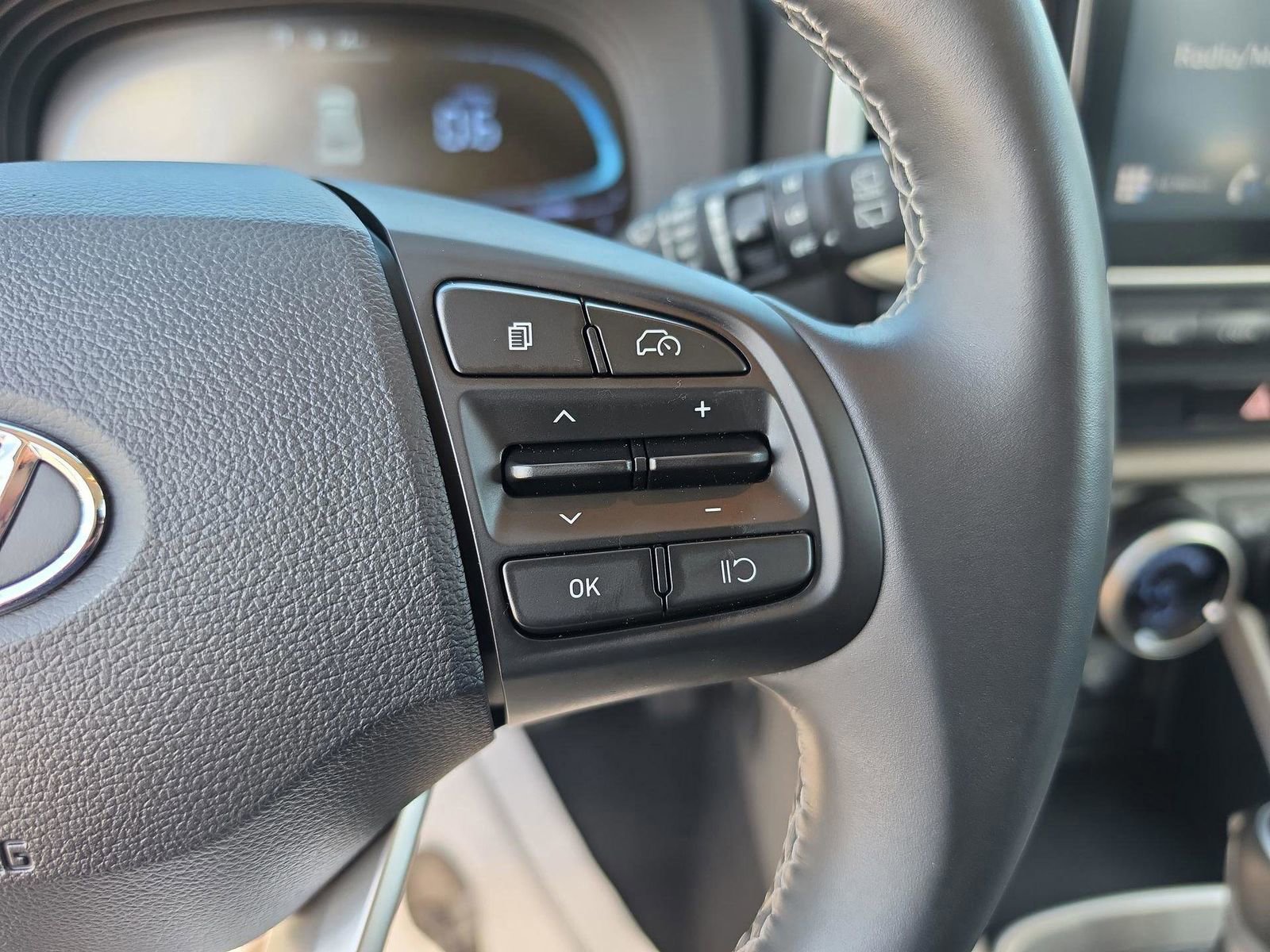 Used 2023 Hyundai Venue SEL image 30