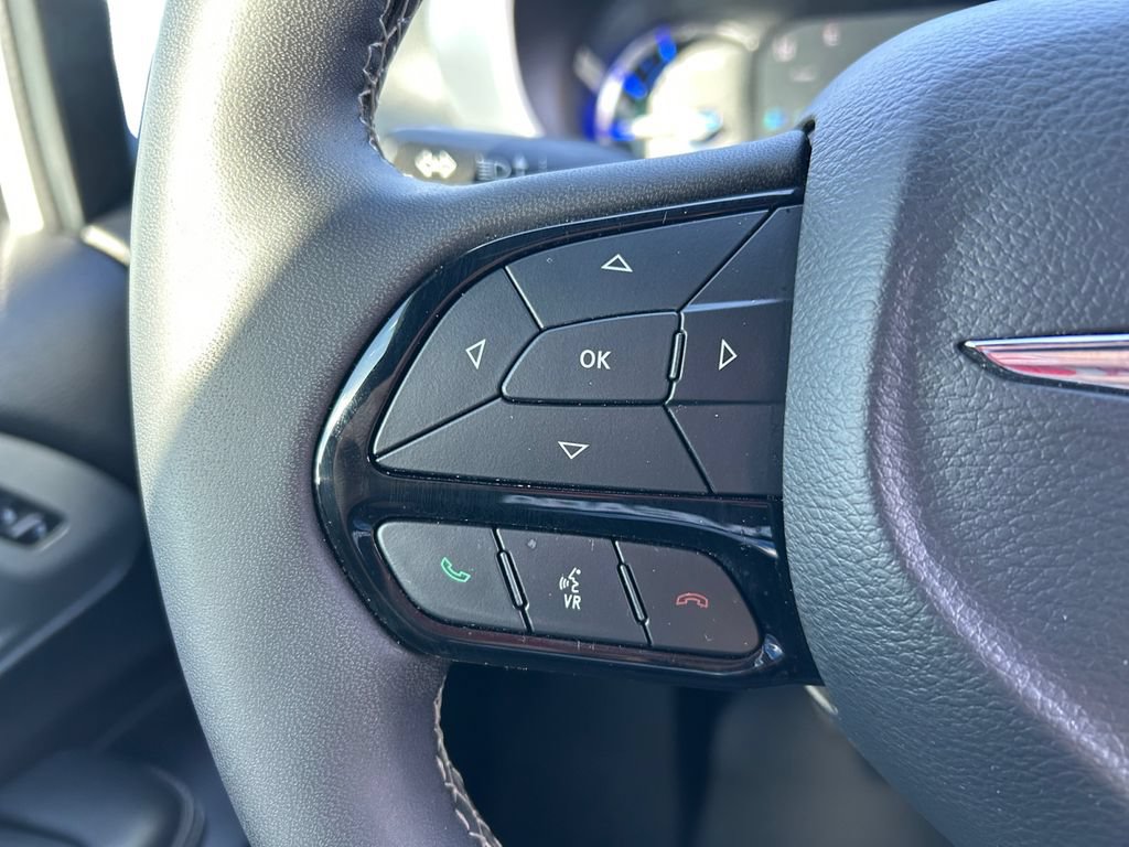 Used 2022 Chrysler Pacifica Touring-L w/ Uconnect Theater Family Group FWD image 21