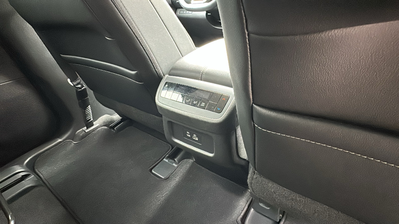 Used 2024 Nissan Pathfinder SL AWD/4WD image 25