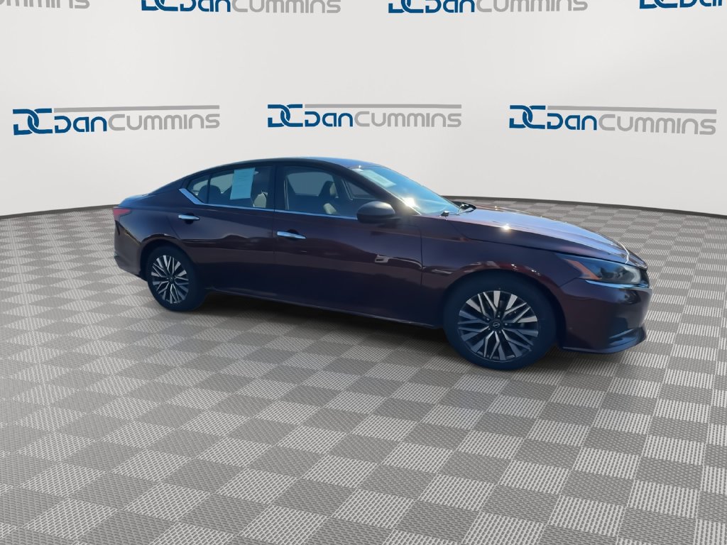 Used 2024 Nissan Altima 2.5 SV FWD image 2