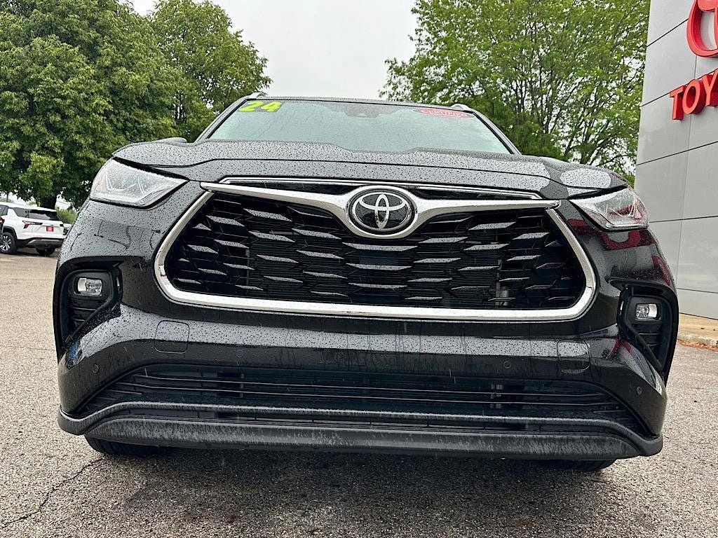 Certified 2024 Toyota Highlander Limited AWD/4WD image 9