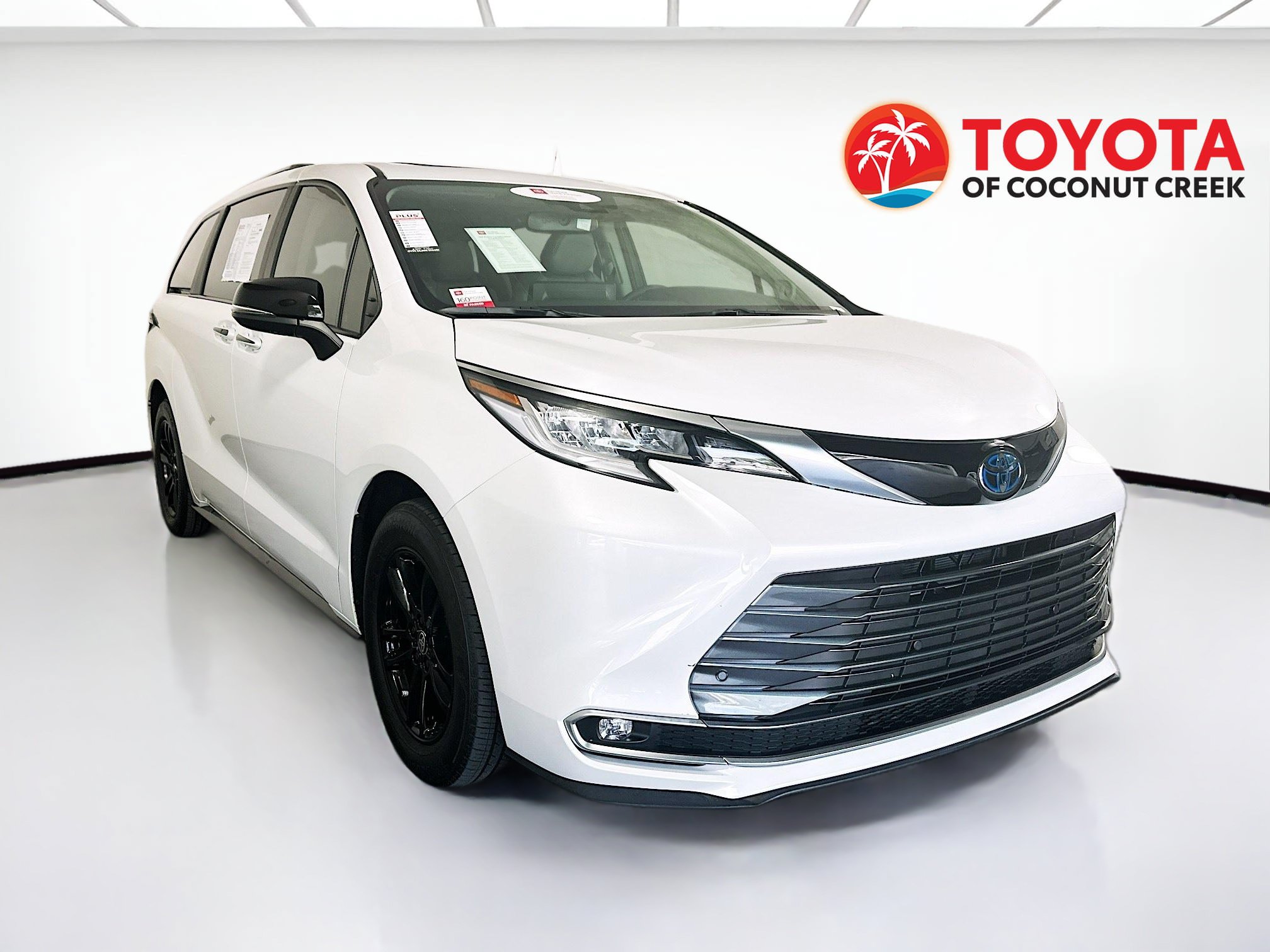 Used 2023 Toyota Sienna Limited FWD image 1