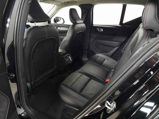 Certified 2025 Volvo XC40 B5 Core image 32