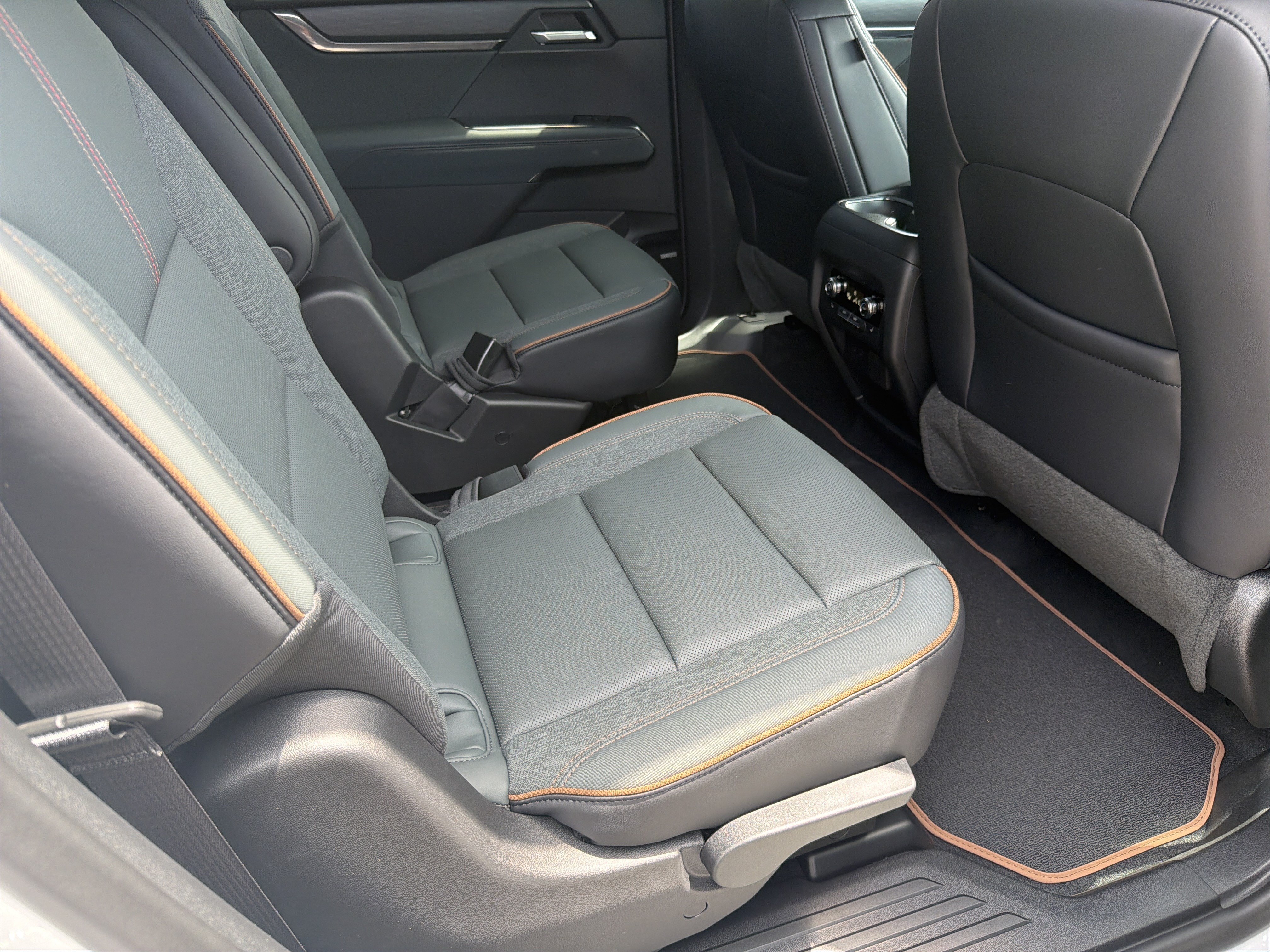 New 2026 GMC Acadia AT4 w/ Luxury Package AWD/4WD image 16