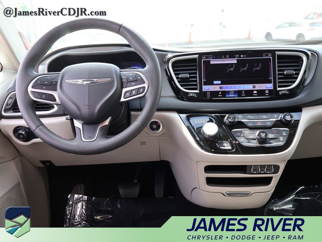 Used 2024 Chrysler Pacifica Touring-L image 18