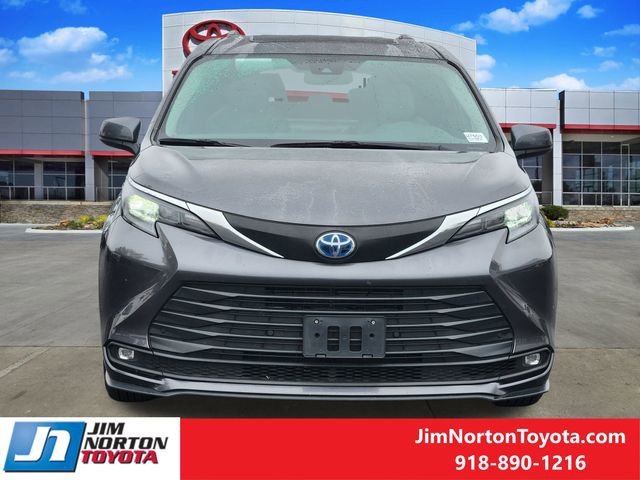 Used 2025 Toyota Sienna XLE image 2