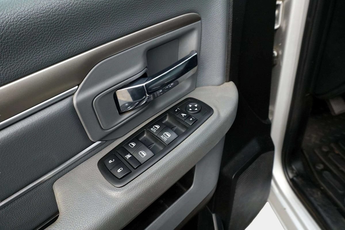 Used 2015 RAM 1500 Classic SLT w/ Luxury Group AWD/4WD image 14