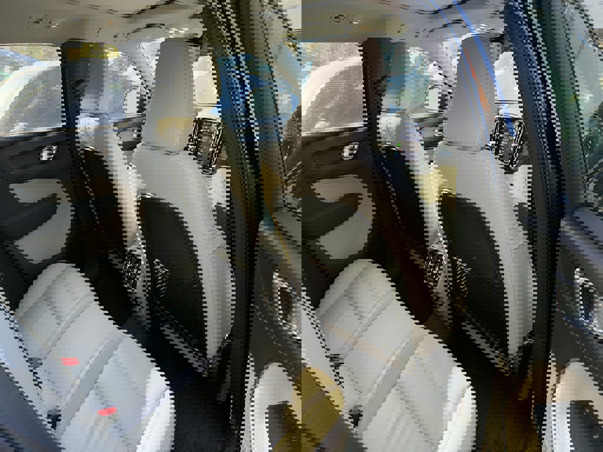 Certified 2023 Volvo XC40 B5 Plus w/ Climate Package image 24