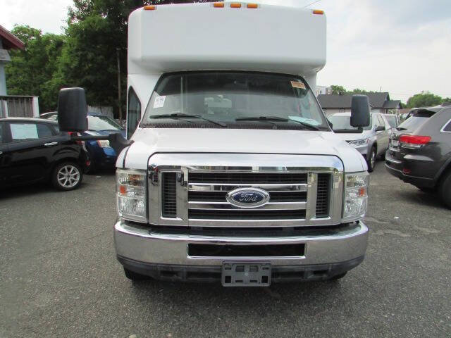 Used 2013 Ford E-450 and Econoline 450 Super Duty w/ Shuttle Bus Prep Pkg RWD image 2