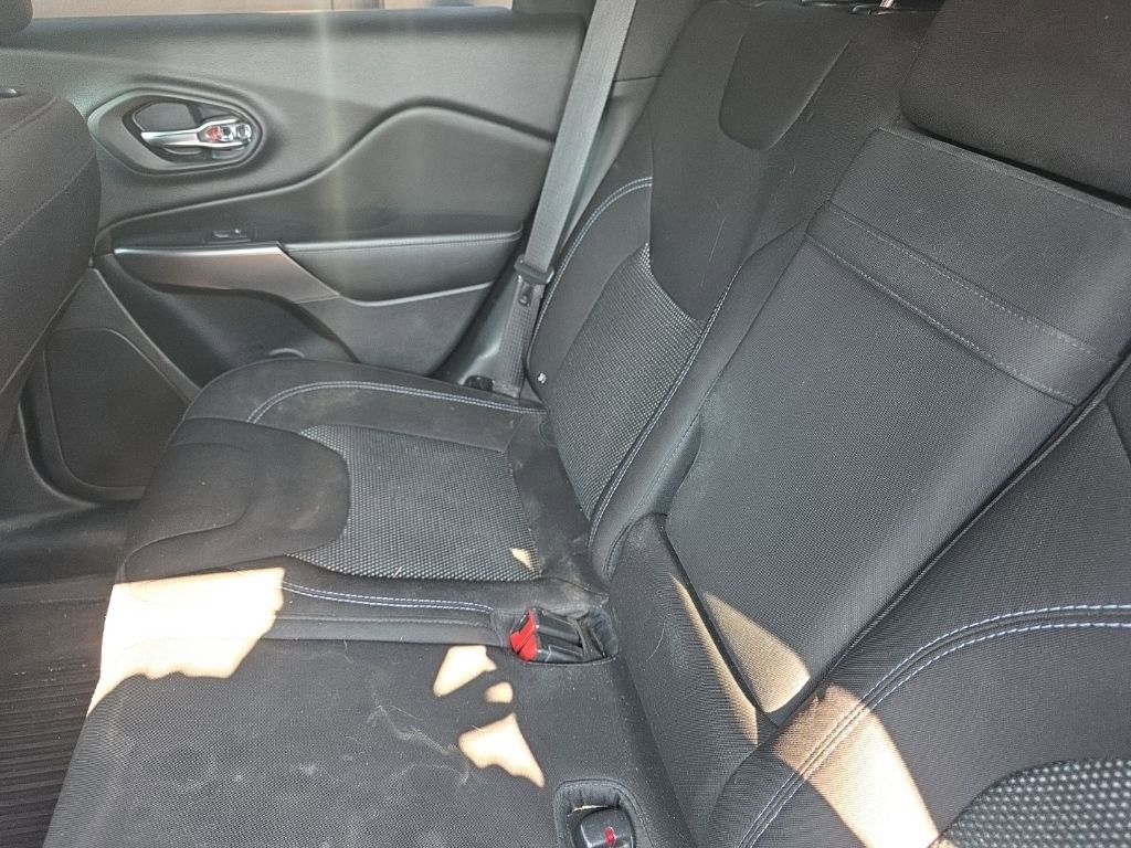 Used 2019 Jeep Cherokee Latitude w/ Popular Appearance Group image 15