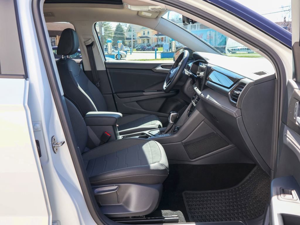 Certified 2025 Volkswagen Taos SE FWD image 28