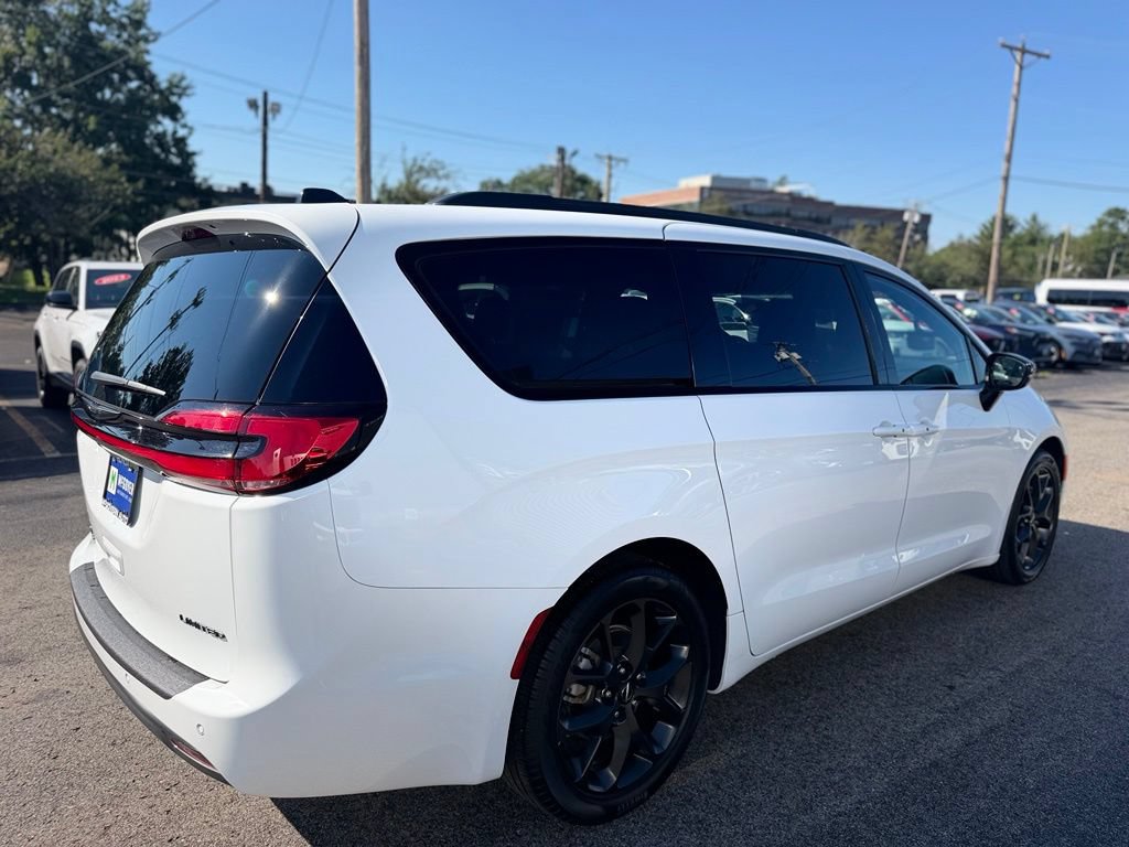 Used 2025 Chrysler Pacifica Limited FWD image 8
