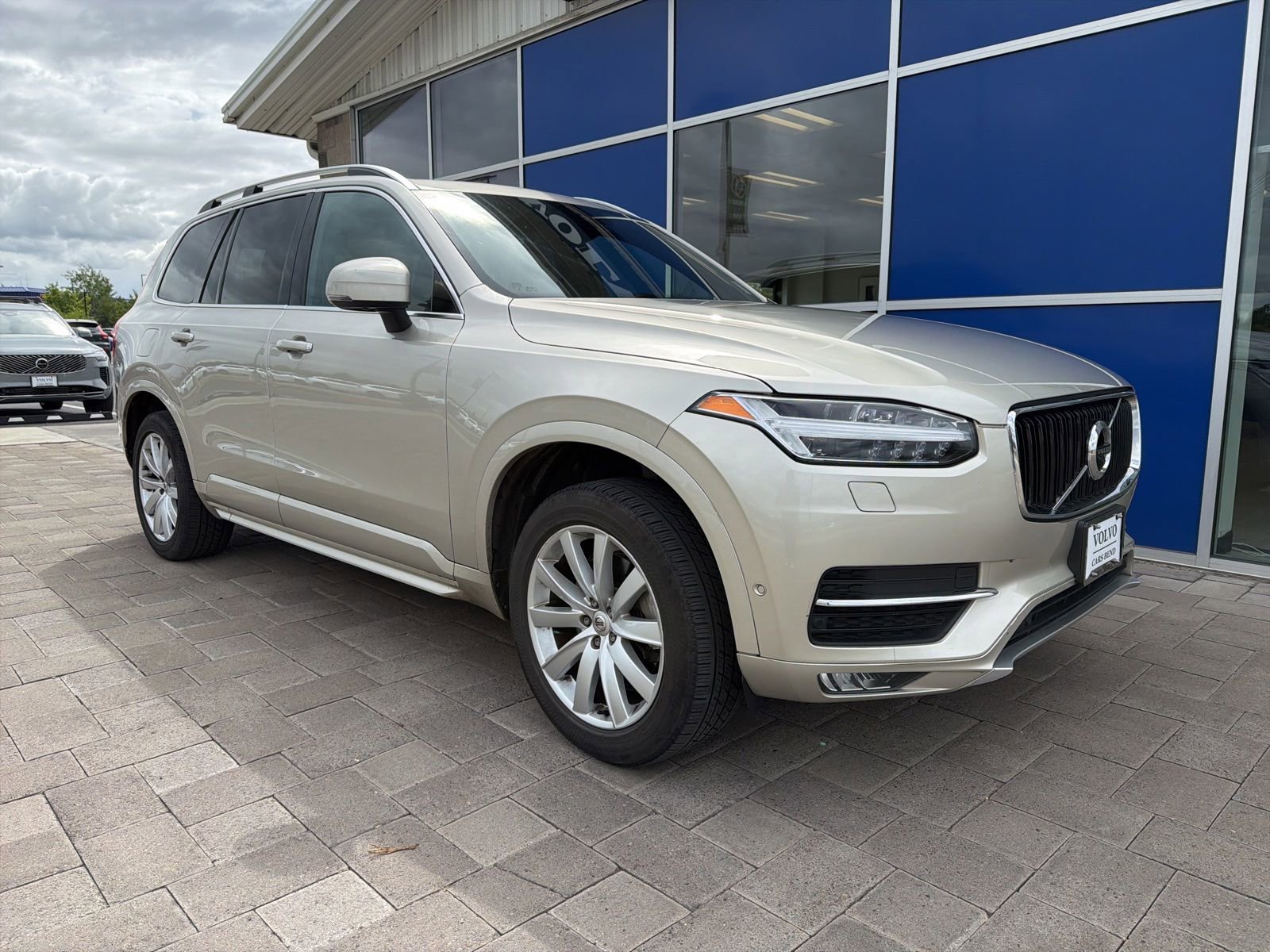 Used 2017 Volvo XC90 T6 Momentum w/ Vision Package AWD/4WD image 2