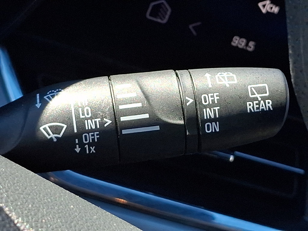 Used 2025 Chevrolet Trax LT FWD image 27
