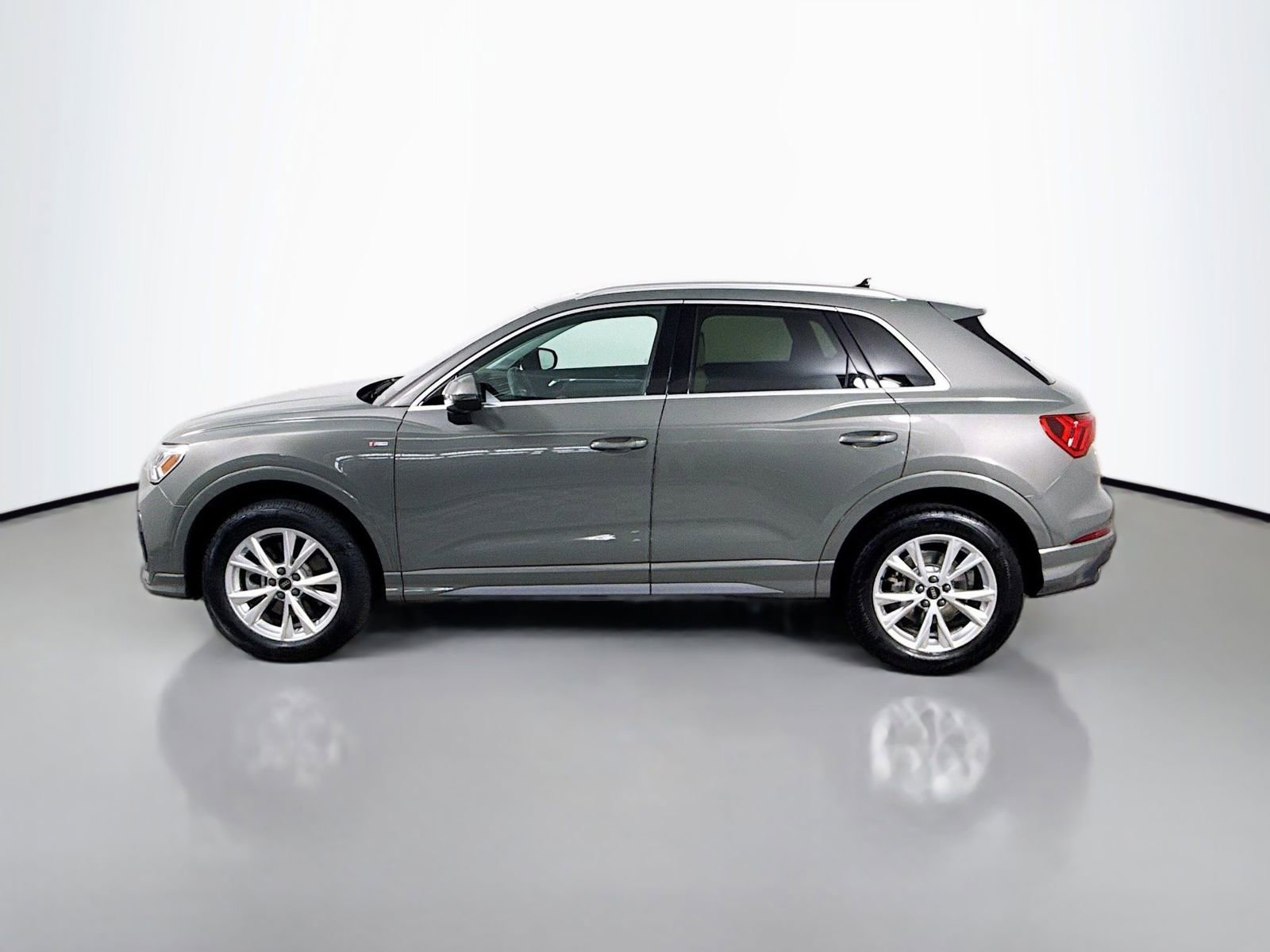 Used 2023 Audi Q3 2.0T Premium w/ Convenience Package AWD/4WD image 2