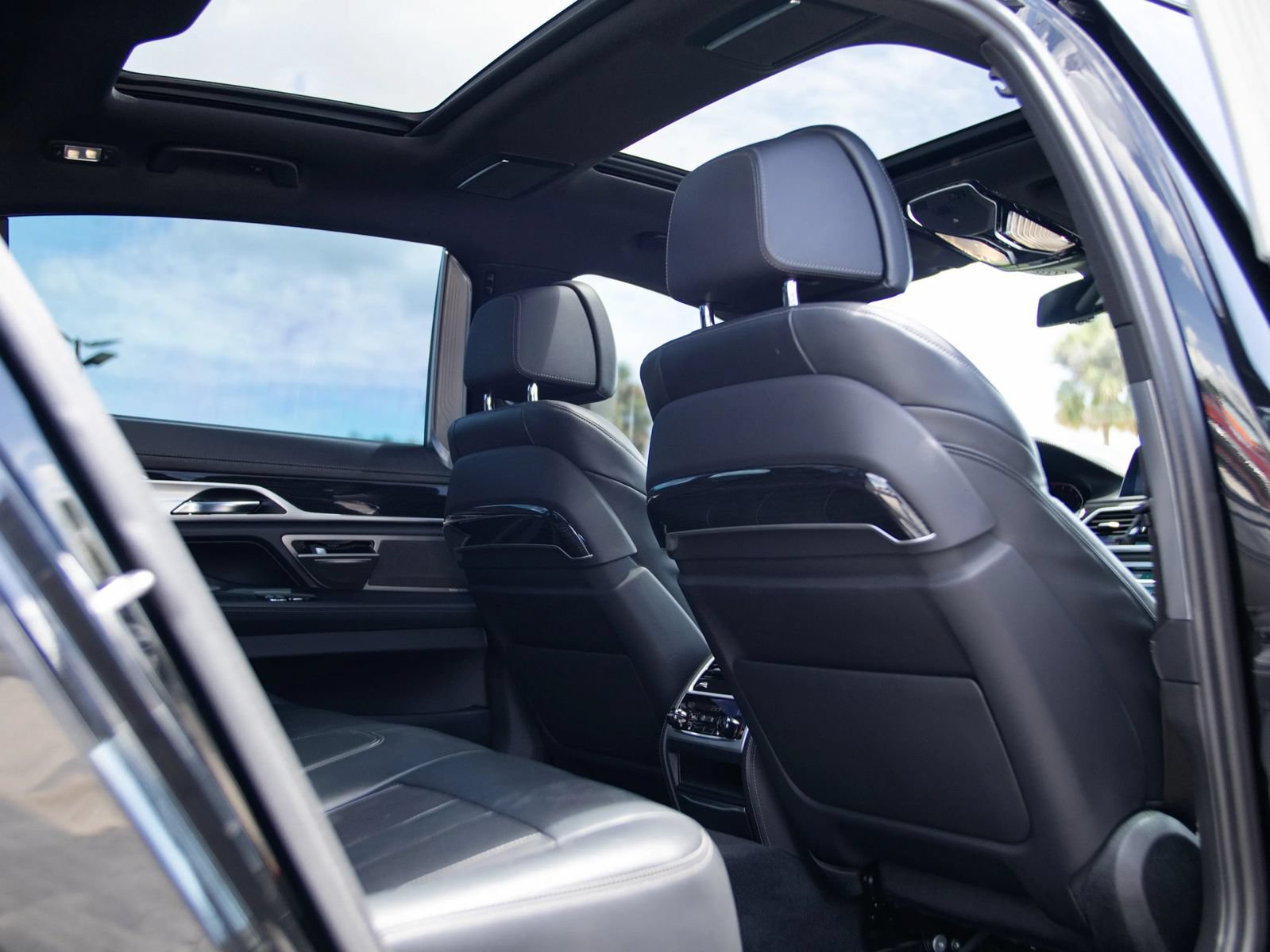 Used 2020 BMW 740i w/ M Sport Package RWD image 32